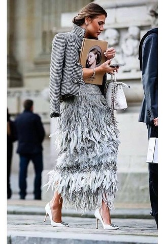 Модный лук: бело-черный пиджак с узором "гусиные лапки", серая юбка-миди с перьями, белые кожаные туфли с украшением, серебряная кожаная сумка через плечо со змеиным рисунком