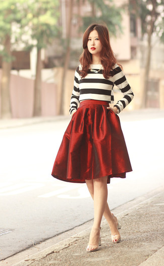 Модный лук: бело-черный свитер с круглым вырезом в горизонтальную полоску, красная пышная юбка, прозрачные резиновые босоножки на каблуке