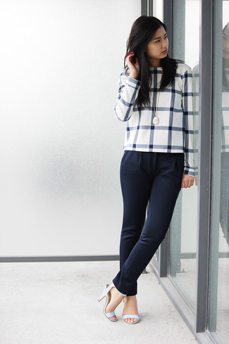 Модный лук: бело-черный свитер с круглым вырезом в клетку, темно-синие узкие брюки, голубые кожаные босоножки на каблуке, белая подвеска