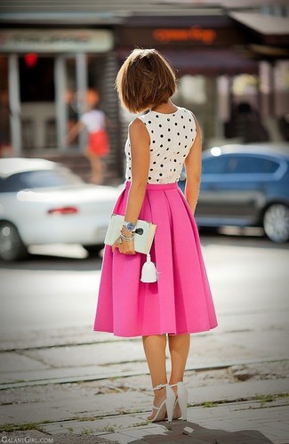Модный лук: бело-черный топ без рукавов в горошек, ярко-розовая юбка-миди со складками, белые кожаные босоножки на каблуке, серебряные часы