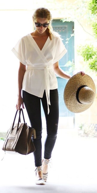 С чем носить белый свитер женщине в жару: Если ты делаешь ставку на комфорт и функциональность, белый свитер и черные рваные джинсы скинни — великолепный выбор для стильного повседневного лука.