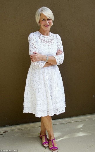 С чем носить белое кружевное платье за 60 лет в жару: Белое кружевное платье — беспроигрышный лук, если ты хочешь создать простой, но в то же время модный ансамбль. Не прочь добавить в этот наряд нотку утонченности? Тогда в качестве дополнения к этому образу, выбирай ярко-розовые замшевые сандалии на плоской подошве.