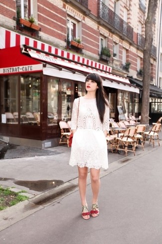 Белое кружевное платье с плиссированной юбкой от True Decadence