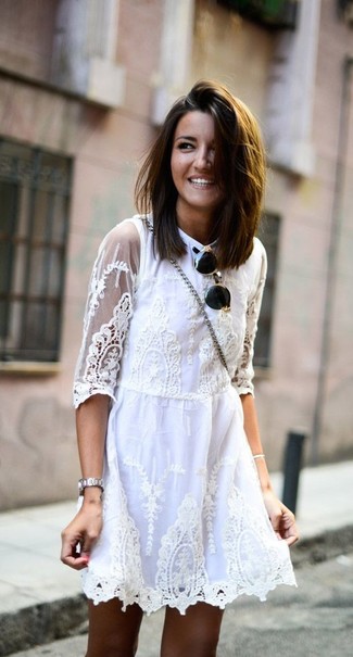 Модный лук: белое кружевное платье с плиссированной юбкой, черно-золотые солнцезащитные очки, серебряные часы