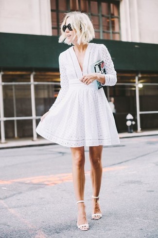 С чем носить белое кружевное платье: Белое кружевное платье — превосходный пример изящного стиля в одежде. Весьма недурно здесь будут выглядеть белые кожаные босоножки на каблуке.