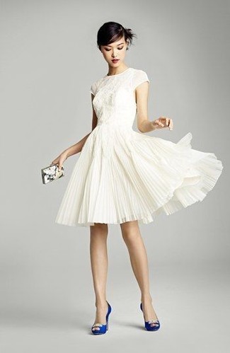 Модный лук: белое кружевное платье с пышной юбкой, синие сатиновые туфли с украшением, белый клатч с принтом
