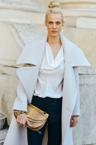 С чем носить белое пальто в 30 лет женщине в холод: Сочетание белого пальто и темно-синих узких брюк поможет создать стильный и женственный образ.