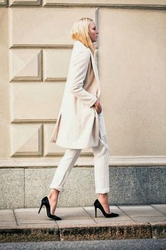 С чем носить белые брюки женщине в холод в стиле смарт-кэжуал: Белое пальто и белые брюки будет хорошим вариантом для простого повседневного ансамбля. Что до обуви, дополни лук черными замшевыми туфлями.