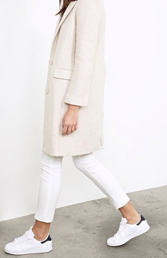 С чем носить кеды женщине в холод: Лук из белого пальто и белых джинсов скинни поможет выглядеть модно, а также выразить твою индивидуальность. Закончив ансамбль кедами, можно привнести в него динамичность.