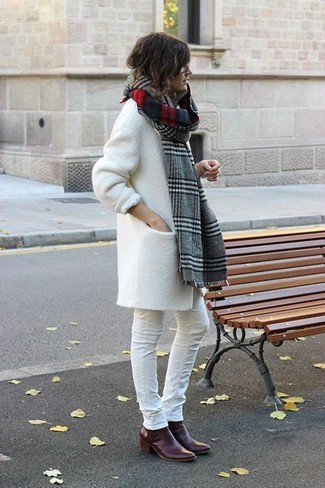С чем носить серый шарф женщине в прохладную погоду: Белое пальто и серый шарф — стильный выбор женщин, которые всегда в движении. Темно-красные кожаные ботильоны органично впишутся в лук.