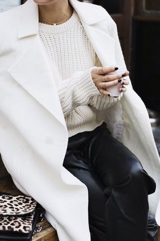 С чем носить сумку с леопардовым принтом в 30 лет женщине в прохладную погоду в стиле кэжуал: Белое пальто и сумка с леопардовым принтом — стильный выбор девчонок, которые постоянно в движении.