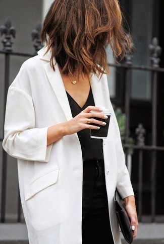 С чем носить черные узкие брюки: Комбо из белого пальто дастер и черных узких брюк — классная идея для создания лука в стиле smart casual.
