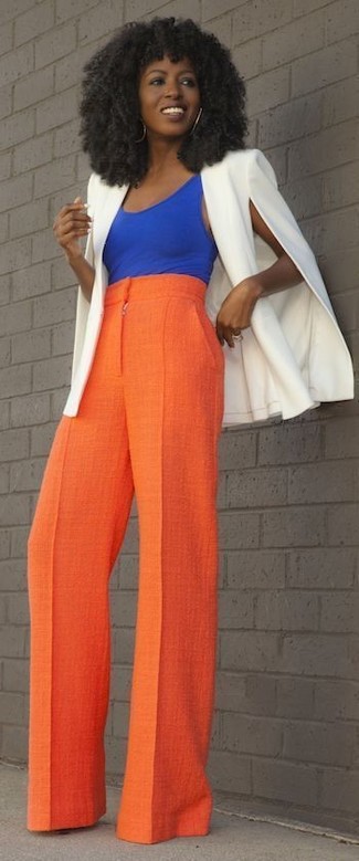 С чем носить синюю футболку женщине весна: Синяя футболка в паре с оранжевыми широкими брюками — классная идея для воплощения наряда в стиле smart casual. Если хочешь встретить весеннюю пору в полной готовности, возьми на вооружение такой образ.