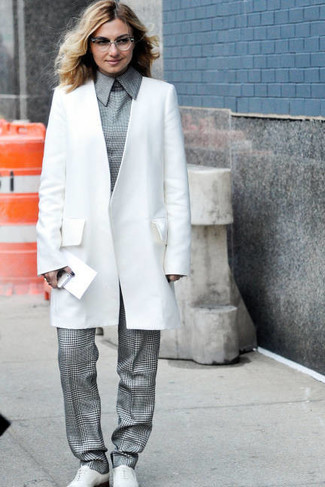С чем носить серые классические брюки в 30 лет женщине в прохладную погоду: Белое пальто и серые классические брюки — беспроигрышный выбор для повседневного офисного образа. Пара белых низких кед добавит ансамблю озорства и беззаботства.