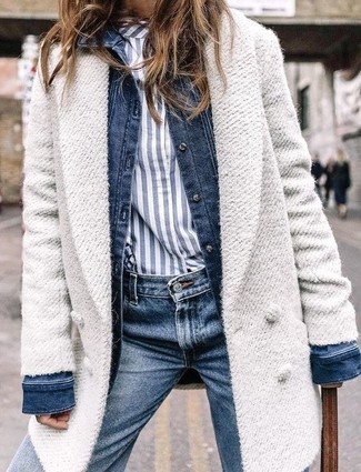 С чем носить темно-синие джинсы в 30 лет женщине в холод в стиле смарт-кэжуал: Комбо из белого пальто и темно-синих джинсов — отличная идея для воплощения ансамбля в стиле business casual.