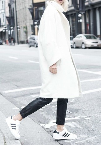 С чем носить узкие брюки в 30 лет в прохладную погоду в стиле смарт-кэжуал: Дуэт белого пальто и узких брюк поможет выглядеть стильно, но при этом выразить твой оригинальный личный стиль. Этот образ прекрасно дополнят бело-черные низкие кеды.