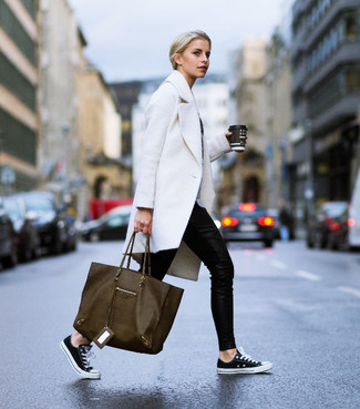 С чем носить темно-бирюзовую сумку в 20 лет женщине в холод в стиле смарт-кэжуал: Если в одежде ты делаешь ставку на комфорт и функциональность, белое пальто и темно-бирюзовая сумка — прекрасный вариант для привлекательного образа на каждый день. В тандеме с этим образом прекрасно смотрятся черно-белые низкие кеды из плотной ткани.