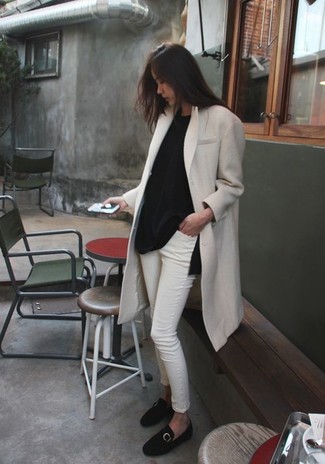 Как носить джинсы скинни с лоферами в 30 лет в стиле смарт-кэжуал: Сочетание белого пальто и джинсов скинни не прекращает покорять сердца дам. Пара лоферов чудесно гармонирует с остальными элементами лука.