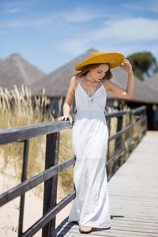 С чем носить желтую шляпу женщине: Если в одежде ты ценишь комфорт и практичность, белое платье-макси и желтая шляпа — классный выбор для стильного повседневного наряда.