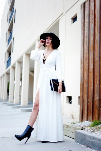 С чем носить белое платье-макси: Белое платье-макси будет отличным вариантом для легкого наряда на каждый день. Пара черных кожаных ботильонов свяжет образ воедино.
