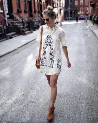 С чем носить замшевые ботинки женщине весна в деловом стиле: Белое платье прямого кроя с вышивкой — идеальный выбор, если ты хочешь составить простой, но в то же время стильный ансамбль. Замшевые ботинки позволят сделать образ не таким строгим. Держи подобное сочетание на готове для межсезонья, когда зимняя пора сменяется более теплыми деньками.