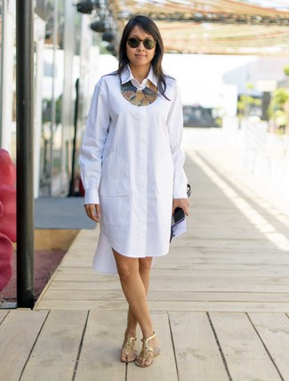 С чем носить кожаные вьетнамок в жару: Белое платье-рубашка будет превосходным вариантом для расслабленного образа на каждый день. Кожаные вьетнамки помогут сделать лук менее официальным.