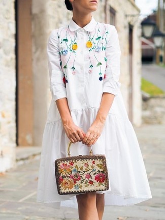 Модный лук: белое платье-рубашка с вышивкой, бежевый клатч с вышивкой