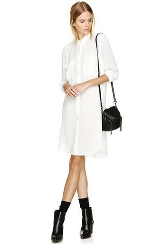 С чем носить белое платье-рубашку в стиле смарт-кэжуал: Белое платье-рубашка будет отличной идеей для непринужденного повседневного ансамбля. Что до обуви, черные кожаные ботильоны — самый удачный вариант.