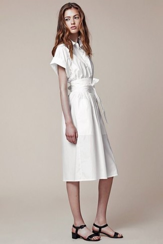С чем носить белое платье-рубашку в стиле смарт-кэжуал: Белое платье-рубашка — великолепный вариант для простого, но модного образа. В паре с этим образом наиболее удачно смотрятся черные кожаные босоножки на каблуке.