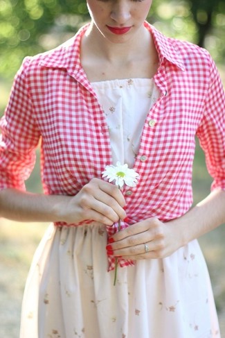 Модный лук: белое платье с плиссированной юбкой с цветочным принтом, красно-белая классическая рубашка в мелкую клетку