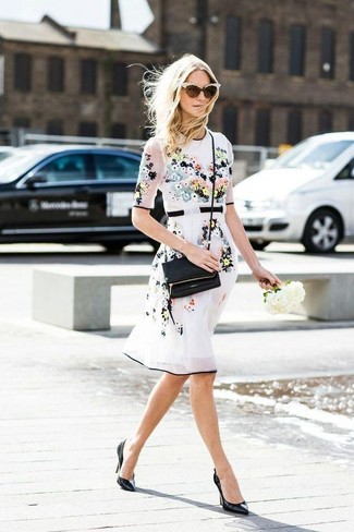 Модный лук: белое платье с плиссированной юбкой с цветочным принтом, черные кожаные туфли, черная кожаная сумка через плечо, белые солнцезащитные очки с украшением
