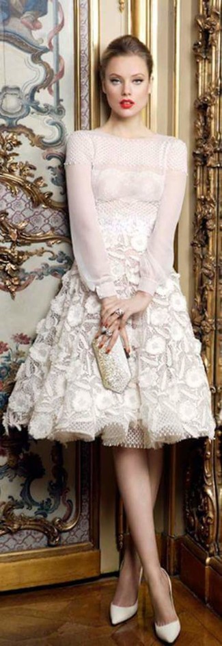 С чем носить белое кружевное платье: Для воплощения элегантного вечернего ансамбля идеально подойдет белое кружевное платье. Белые кожаные туфли станут отличным завершением твоего образа.