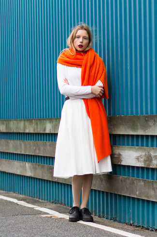 С чем носить оранжевый шарф в 30 лет женщине в деловом стиле: Если у тебя наметился суматошный день, сочетание белого платья с пышной юбкой и оранжевого шарфа поможет составить практичный образ в непринужденном стиле. Этот образ обретает свежее прочтение в сочетании с черными кожаными оксфордами.