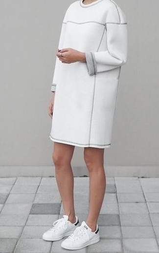 С чем носить бело-черные кожаные низкие кеды женщине: Белое платье-свитер — хороший лук, если ты ищешь простой, но в то же время модный образ. Этот наряд прекрасно дополнят бело-черные кожаные низкие кеды.