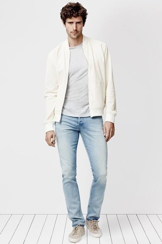С чем носить белый бомбер в 30 лет мужчине: Белый бомбер в паре с голубыми джинсами — хороший вариант для воплощения мужского образа в стиле business casual. В сочетании с этим луком наиболее уместно выглядят бежевые низкие кеды из плотной ткани.
