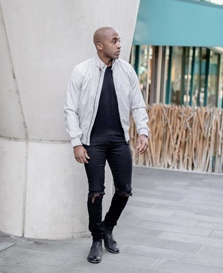 С чем носить белый бомбер в 30 лет мужчине: Белый бомбер и черные рваные зауженные джинсы — превосходная формула для создания модного и практичного образа. Весьма гармонично здесь будут выглядеть черные кожаные ботинки челси.