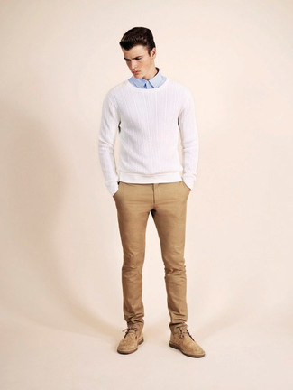 Модный лук: белый вязаный свитер, голубая классическая рубашка, светло-коричневые брюки чинос, светло-коричневые замшевые ботинки дезерты