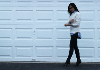 С чем носить белый вязаный свитер женщине: Белый вязаный свитер и черные джинсы скинни — must have составляющие в гардеробе барышень с превосходным вкусом в одежде. Пара черных кожаных ботильонов свяжет образ воедино.
