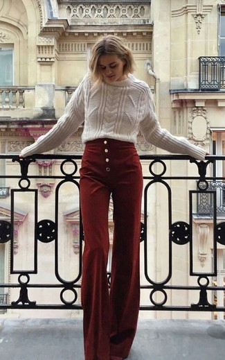 С чем носить красные широкие брюки в теплую погоду в стиле смарт-кэжуал: Сочетание белого вязаного свитера и красных широких брюк — замечательный вариант для воплощения ансамбля в элегантно-деловом стиле.