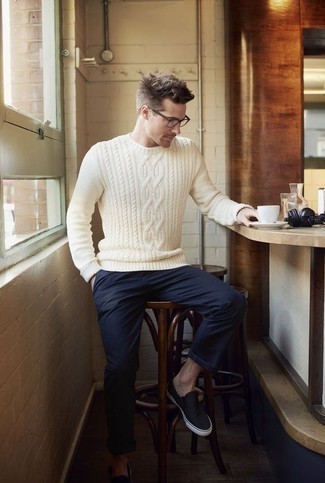 С чем носить белый вязаный свитер мужчине в теплую погоду: Белый вязаный свитер и темно-синие брюки чинос позволят создать нескучный и модный образ. Вкупе с этим луком гармонично смотрятся темно-синие слипоны из плотной ткани.