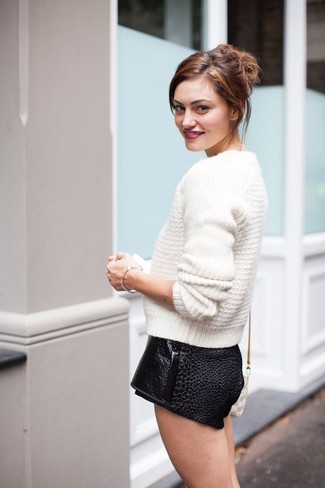 С чем носить белый вязаный свитер в 30 лет женщине: Белый вязаный свитер и черные кожаные шорты — беспроигрышный вариант, если ты ищешь простой, но в то же время стильный образ.