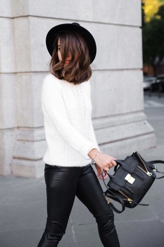 С чем носить черную шерстяную шляпу женщине: Белый вязаный свитер и черная шерстяная шляпа — идеальный наряд для активного выходного дня.