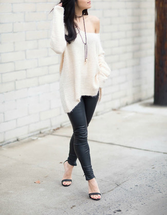 Модный лук: белый вязаный свободный свитер, черные кожаные леггинсы, черные кожаные босоножки на каблуке
