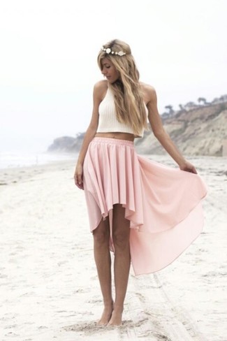 С чем носить розовую юбку-миди со складками в жару: Белый вязаный укороченный топ и розовая юбка-миди со складками — идеальный выбор, если ты хочешь составить простой, но в то же время стильный образ.