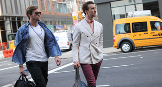 Как носить двубортный пиджак с брюками чинос в теплую погоду в деловом стиле: Двубортный пиджак и брюки чинос — прекрасный вариант для воплощения мужского лука в стиле элегантной повседневности.