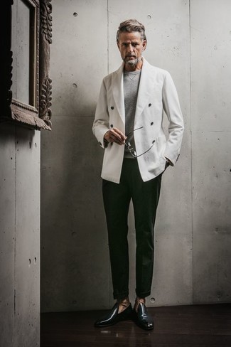 Какие классические брюки носить с белым двубортным пиджаком за 50 лет мужчине: Несмотря на то, что это весьма сдержанный образ, образ из белого двубортного пиджака и классических брюк приходится по душе стильным мужчинам, пленяя при этом сердца прекрасных дам. Закончи лук темно-зелеными кожаными лоферами, если не хочешь, чтобы он получился слишком зализанным.