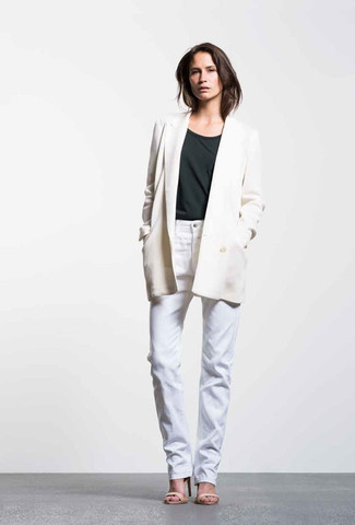 Модный лук: белый двубортный пиджак, темно-серая футболка с круглым вырезом, белые джинсы, бежевые кожаные босоножки на каблуке