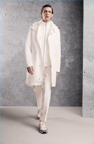 Модный мужской лук: белый дождевик, белый свитер на молнии, белые брюки чинос, бело-коричневые кроссовки