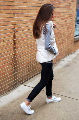 Какие джинсы носить с бело-черными низкими кедами женщине в стиле кэжуал: Белый жилет и джинсы — отличная формула для воплощения модного и незамысловатого наряда. В паре с этим образом наиболее гармонично смотрятся бело-черные низкие кеды.