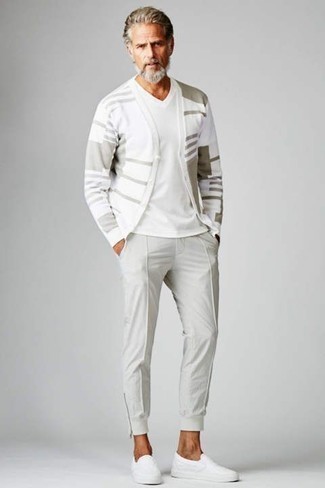 С чем носить слипоны за 40 лет мужчине: Белый кардиган с принтом и серые спортивные штаны будет хорошей идеей для легкого повседневного ансамбля. Этот образ легко получает свежее прочтение в тандеме с слипонами.